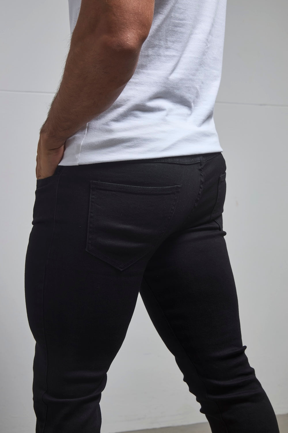 Muscle Fit Jeans in Black