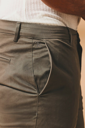 Muscle Fit Stretch Chino Shorts in Mocha