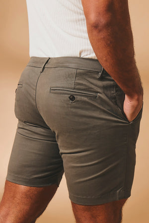 Muscle Fit Stretch Chino Shorts in Mocha