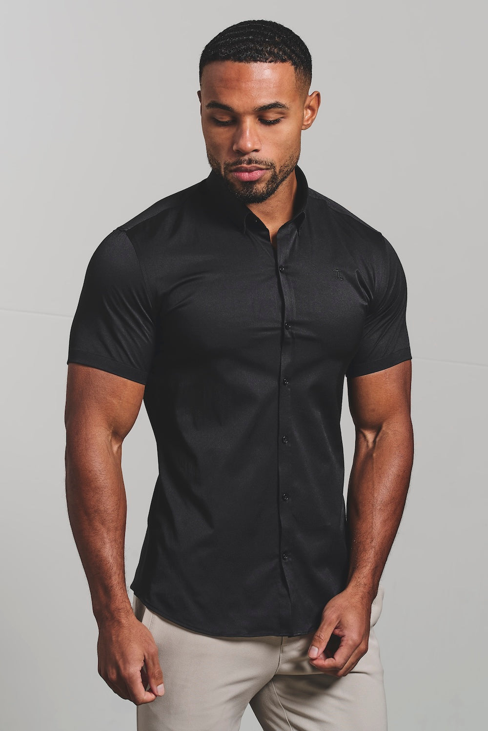 Muscle Fit Short Sleeve Signature Shirt in Black