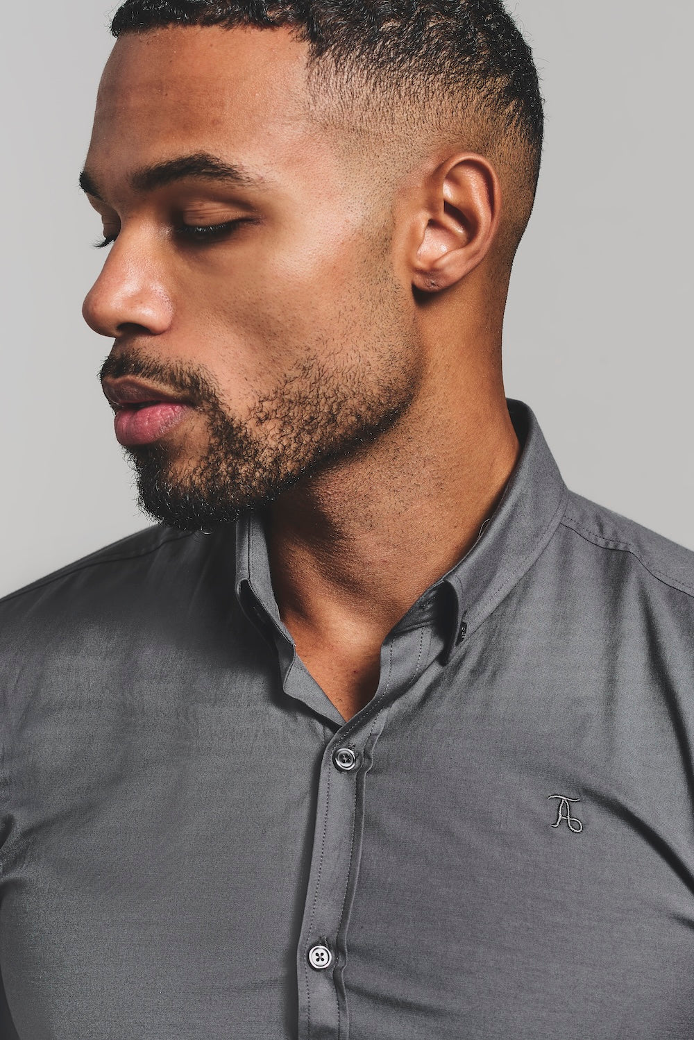 Muscle Fit Short Sleeve Signature Shirt in Grey