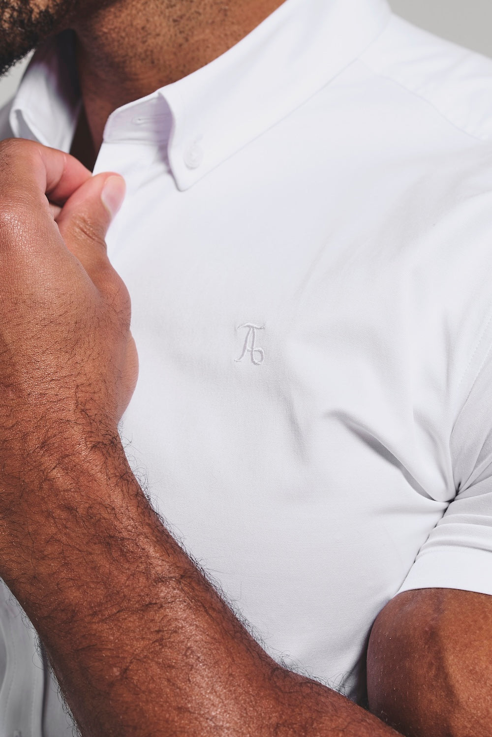 Muscle Fit Short Sleeve Signature Shirt in White Muscle Fit Short Sleeve Signature Shirt in White