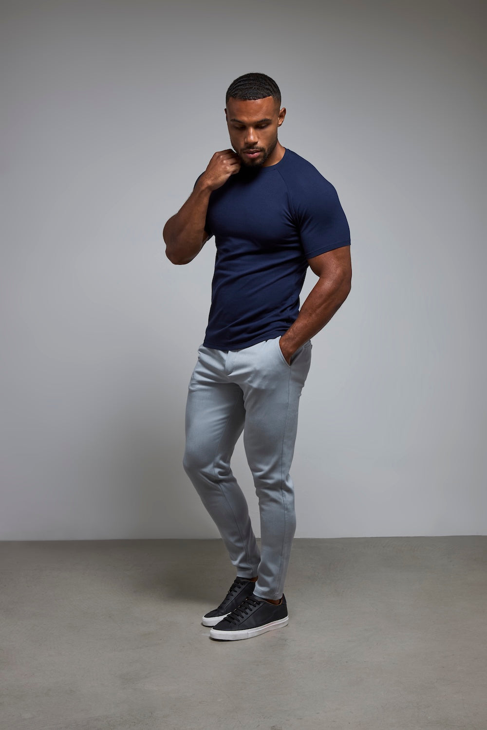 Muscle Fit Crew Neck T-Shirt in Navy