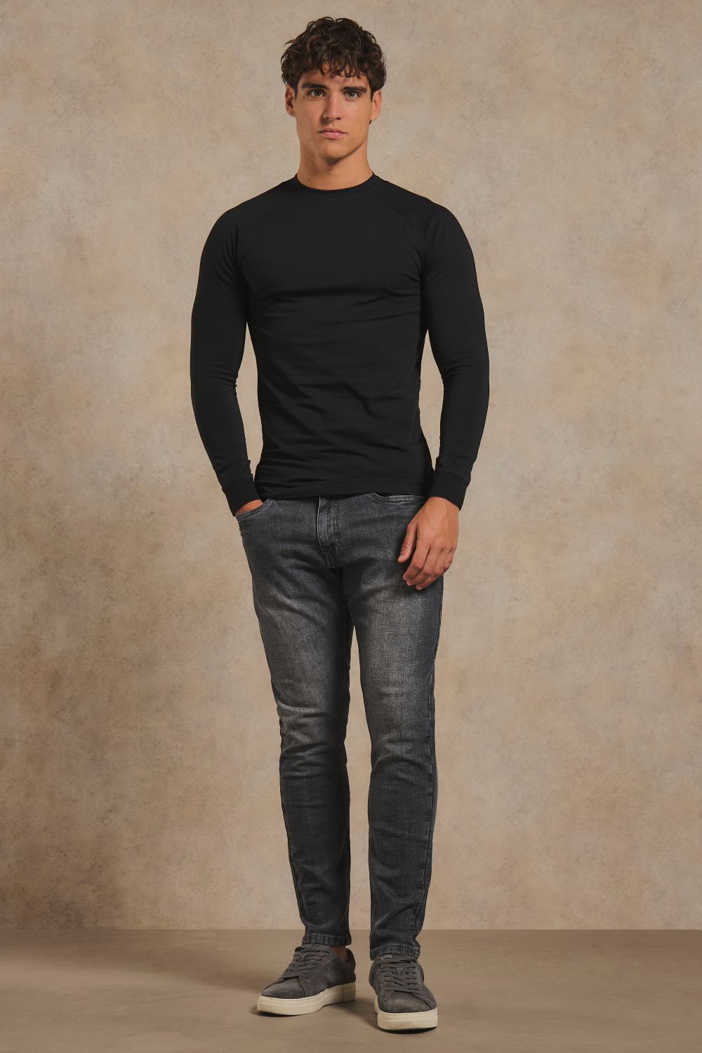 Extra Fine Merino Wool Crew Neck Jumper in Black