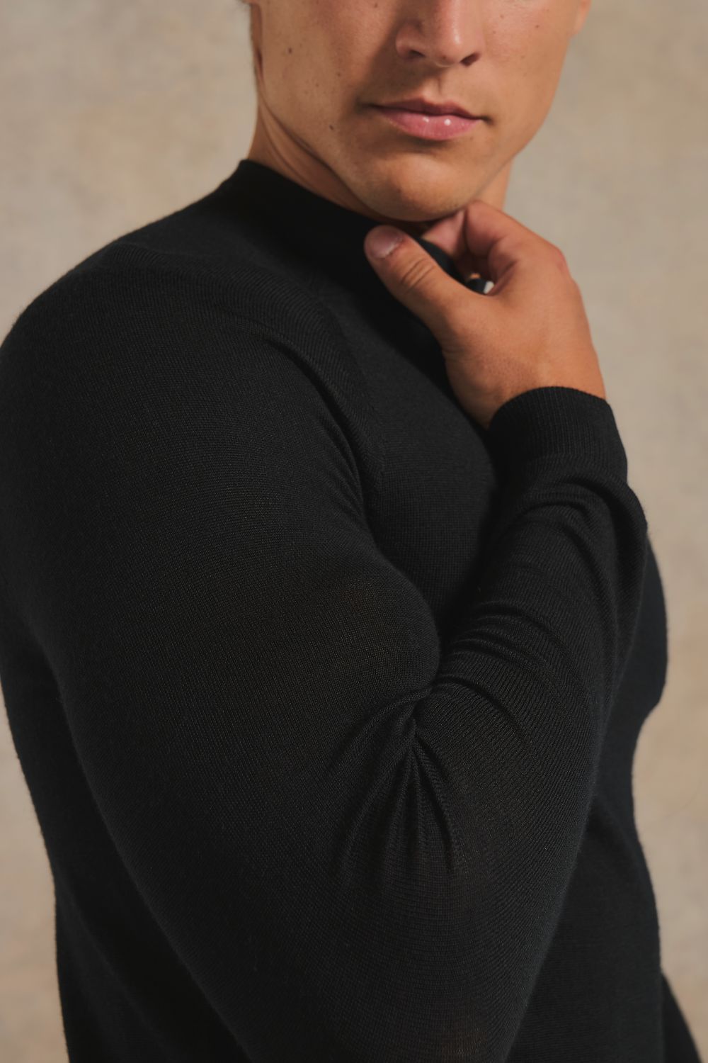 Extra Fine Merino Wool Crew Neck Jumper in Black