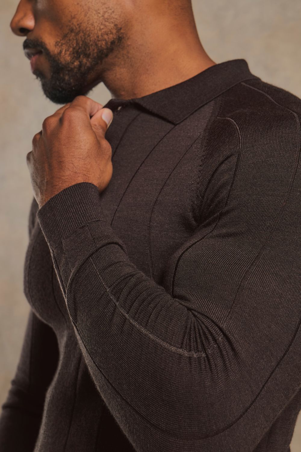 Extra Fine Merino Wool Wide Ribbed Polo Shirt in Bitter Chocolate