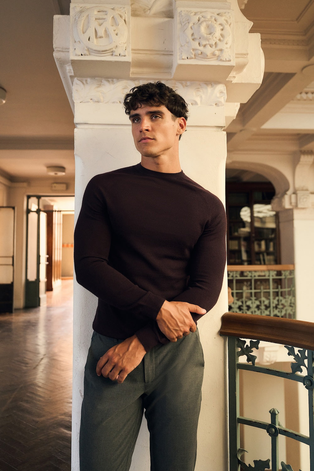 Extra Fine Merino Wool Crew Neck Jumper in Dark Bordeaux