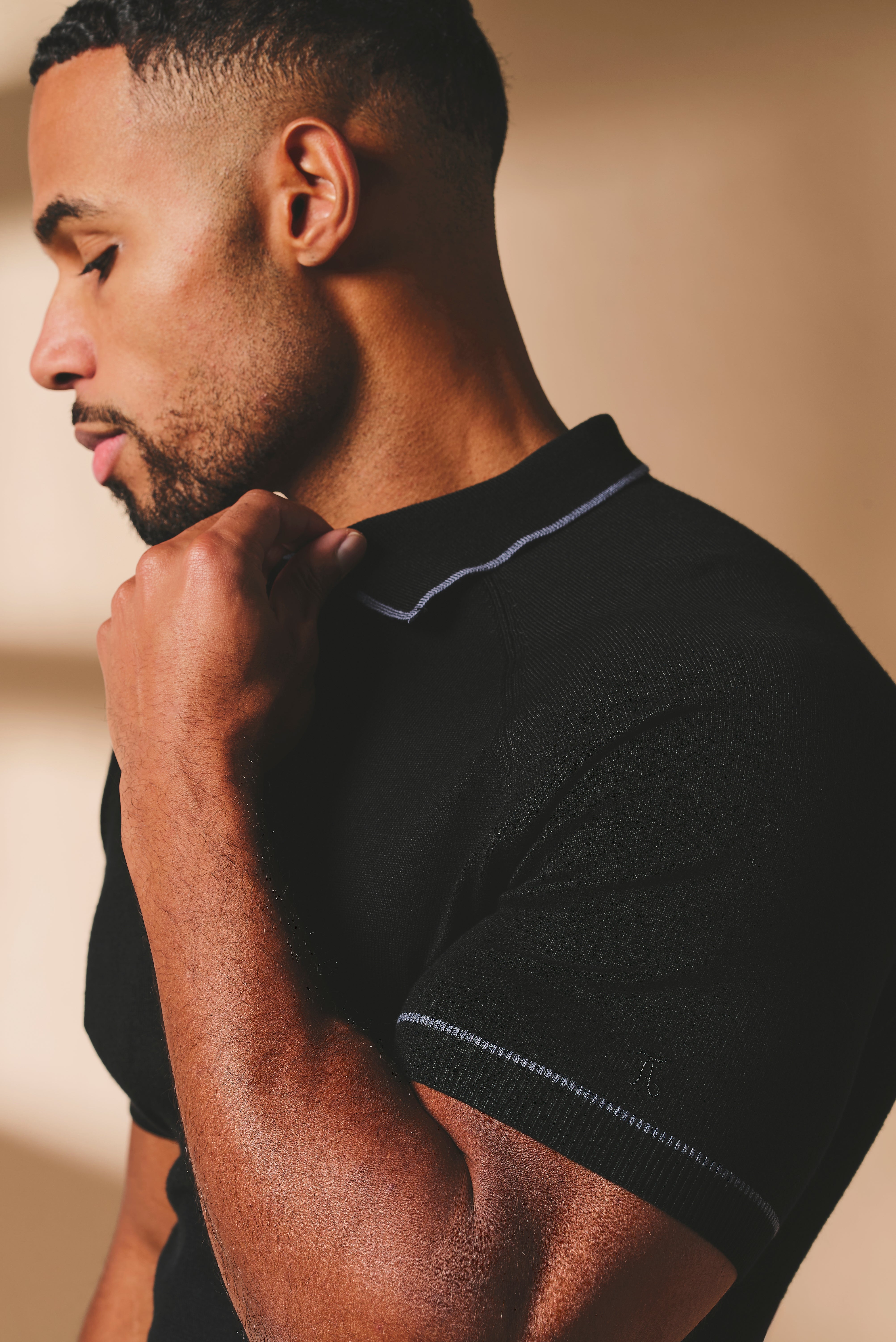 Tipped Knitted Zip Neck Polo Shirt in Black