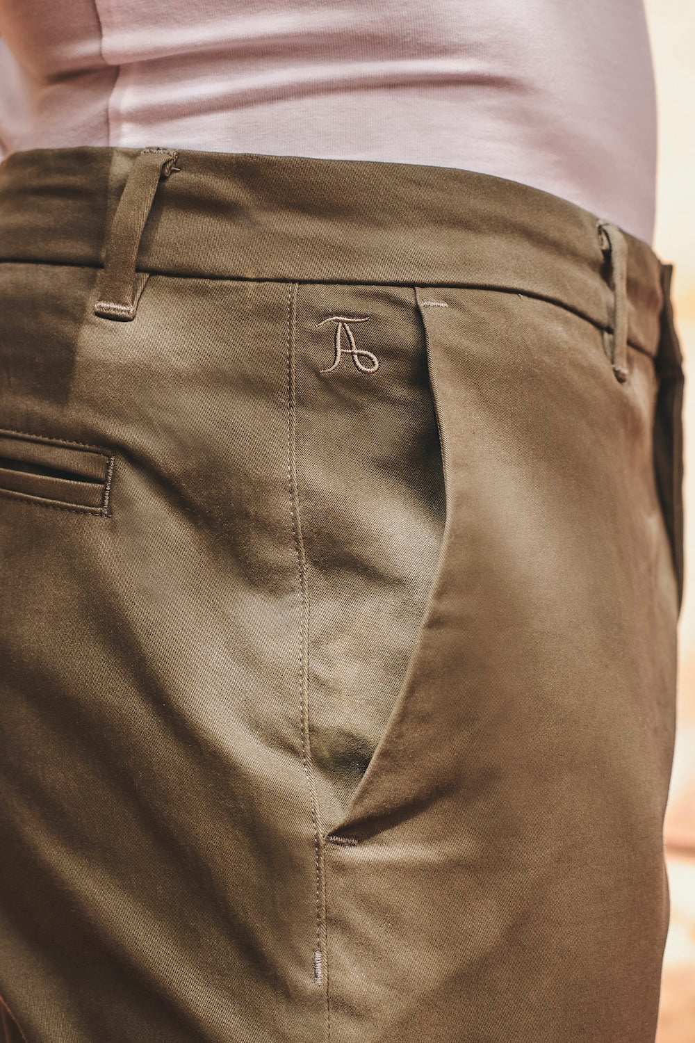 Muscle Fit Chino Shorts - Shorter Length in Soft Khaki