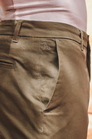 Muscle Fit Chino Shorts - Shorter Length in Soft Khaki