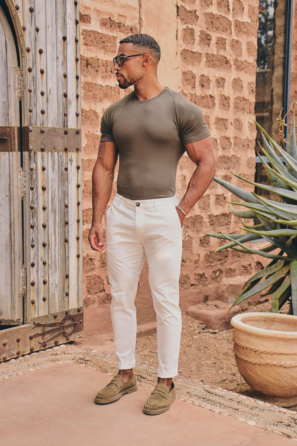 Muscle Fit Cotton Stretch Chino Trouser in Chalk