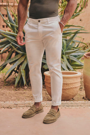 Muscle Fit Cotton Stretch Chino Trouser in Chalk