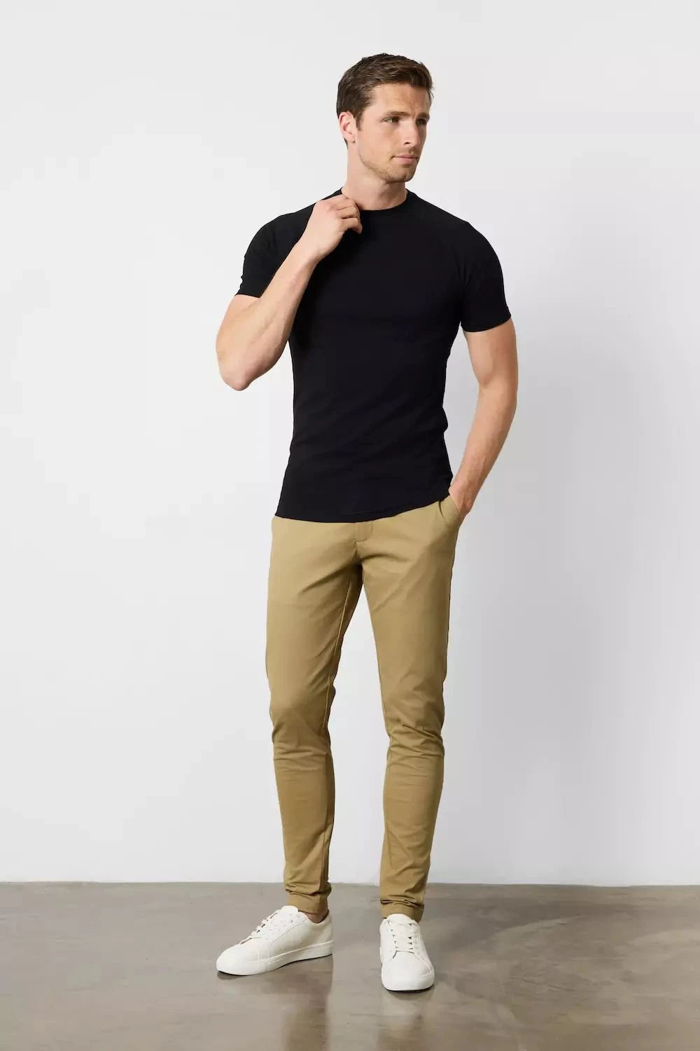 Muscle Fit T-Shirt in Black - TAILORED ATHLETE - ROW