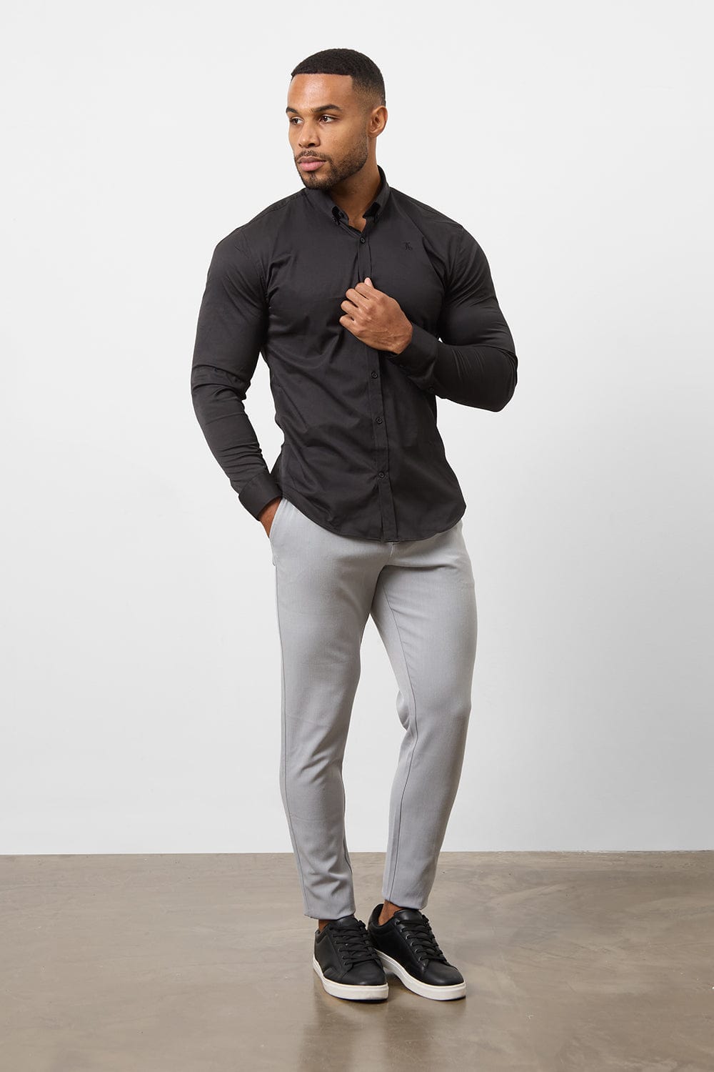 Muscle Fit Signature Shirt 2.0 in Black - TAILORED ATHLETE - ROW