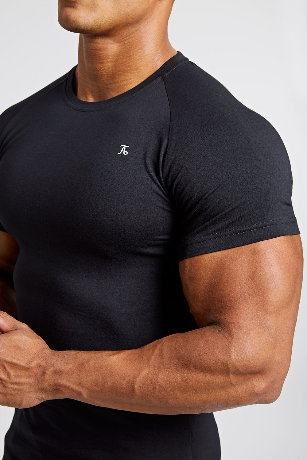 i tilfælde af Akkumulerede Synlig Muscle Fit T-Shirt in Black - TAILORED ATHLETE - ROW